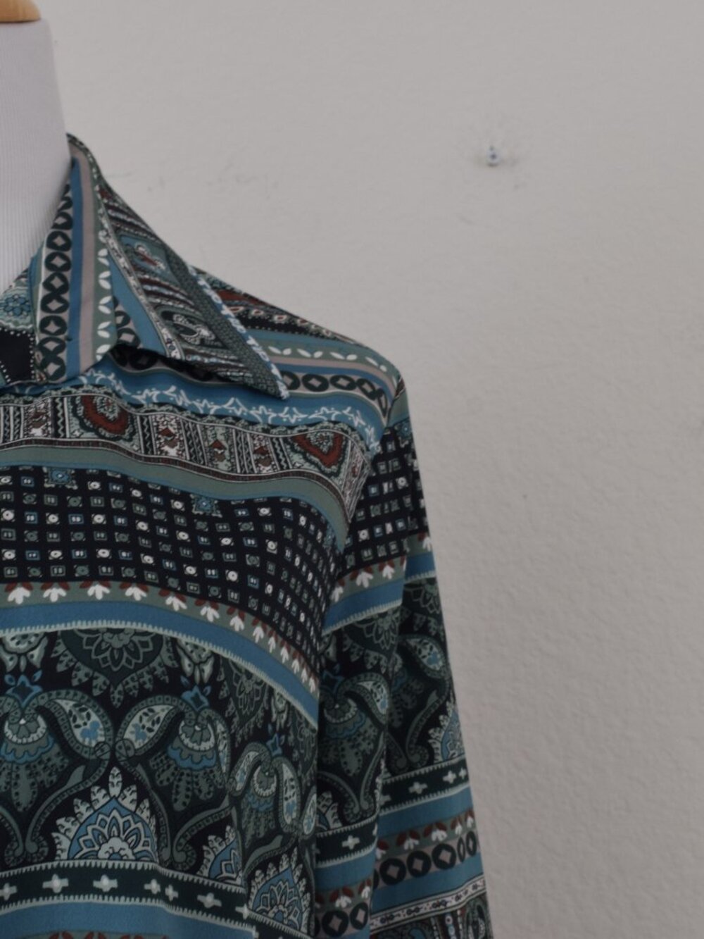 Vintage 70s Green Paisley Floral/Abstract Shirt by Alex Colman Sportswear - Picture 7 of 11